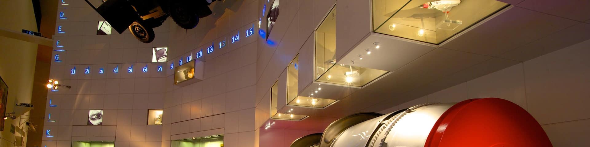 Imperial War Museum North mettant en vedette articles militaires et vues intérieures