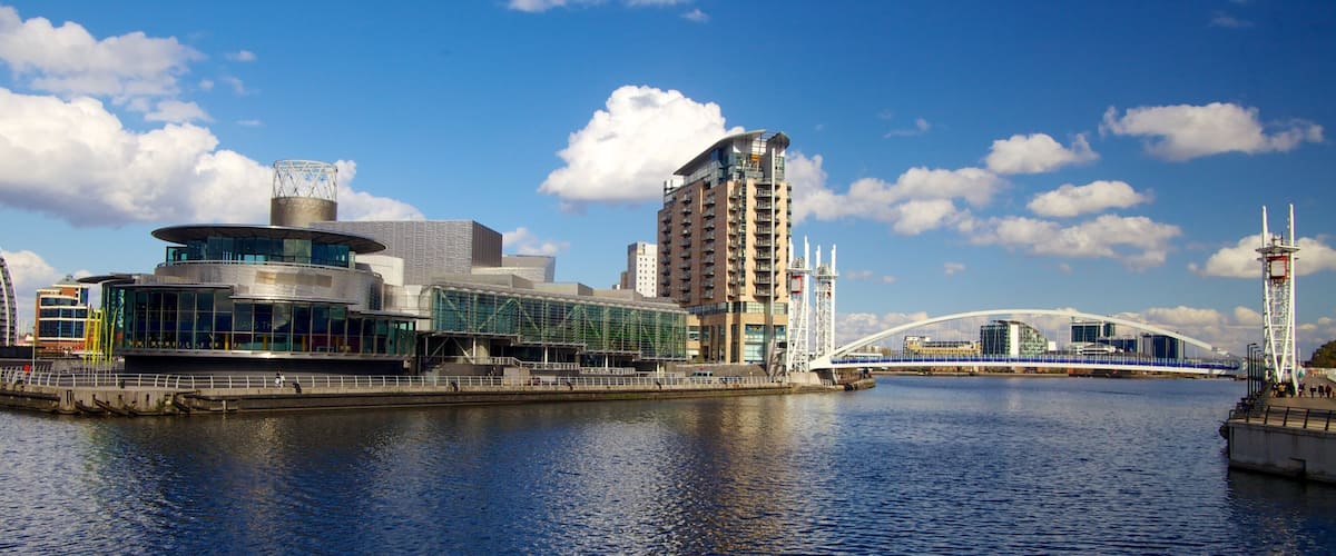 Imperial War Museum North mostrando un río o arroyo, una ciudad y un puente