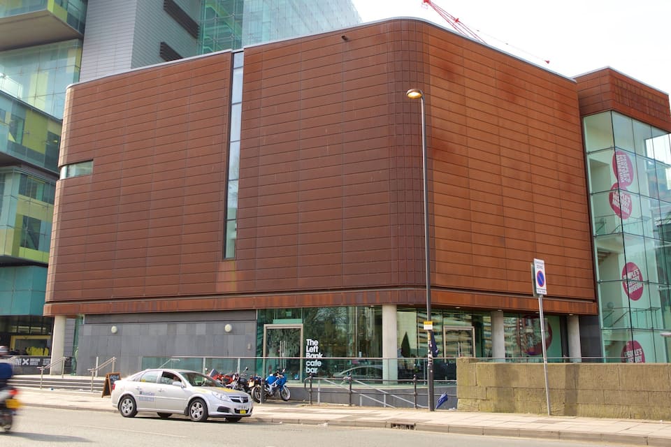 Um edifício moderno com fachada marrom e janelas de vidro.