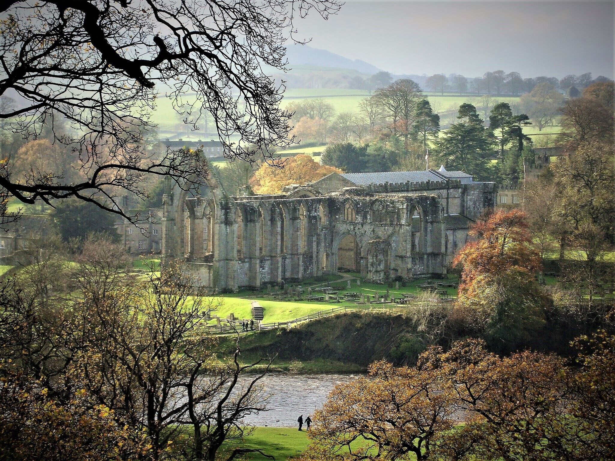 A closer view of Bolton Priory from the path above.
#lifeatexpedia #Green #Troveon #StunningStructure #Architecture #GoldenHour #Treetrove #Parks  #aboveitall #History