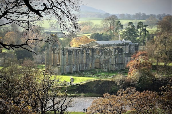 A closer view of Bolton Priory from the path above.
#lifeatexpedia #Green #Troveon #StunningStructure #Architecture #GoldenHour #Treetrove #Parks #aboveitall #History