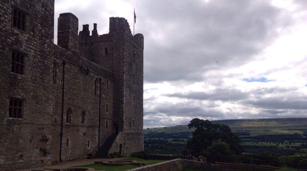 The 14th century Bolton Castle can be visited in Yorkshire England. Mary Queen of Scots stayed here during her imprisonment. The rooms within still resemble how they once did over 500 years ago.
The castle is surrounded by beautiful gardens and views of the Yorkshire countryside.
Birds of Prey displays including owls and Falcons can be viewed from the gardens.