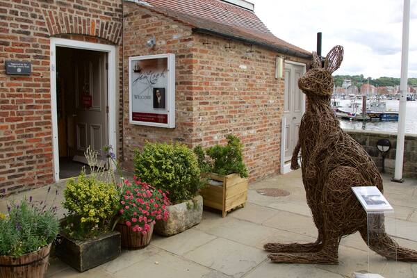 Captain Cook Memorial Museum qui includes baie ou port et fleurs