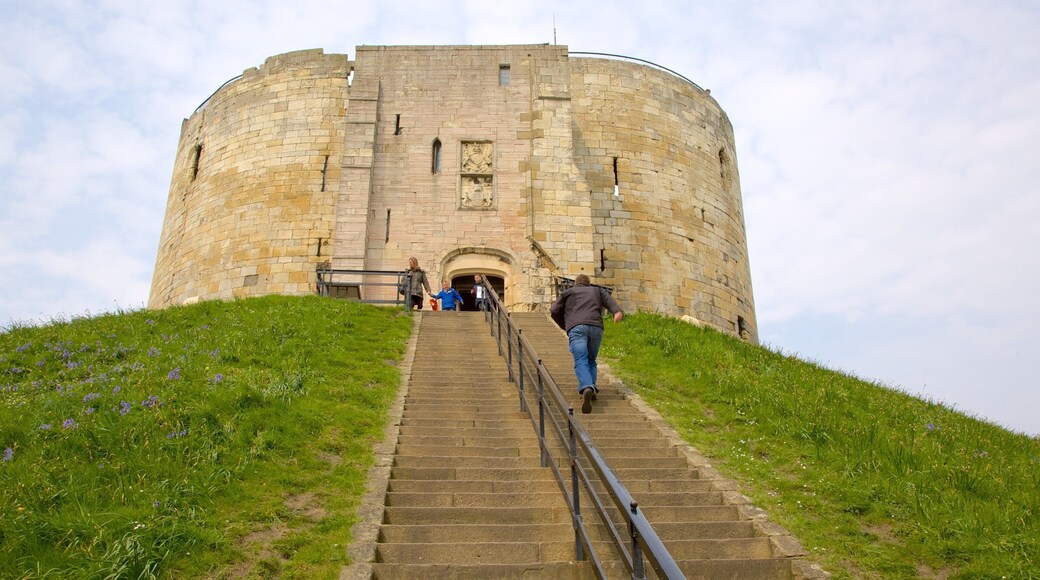 Clifford\'s Tower showing château or palace and heritage architecture