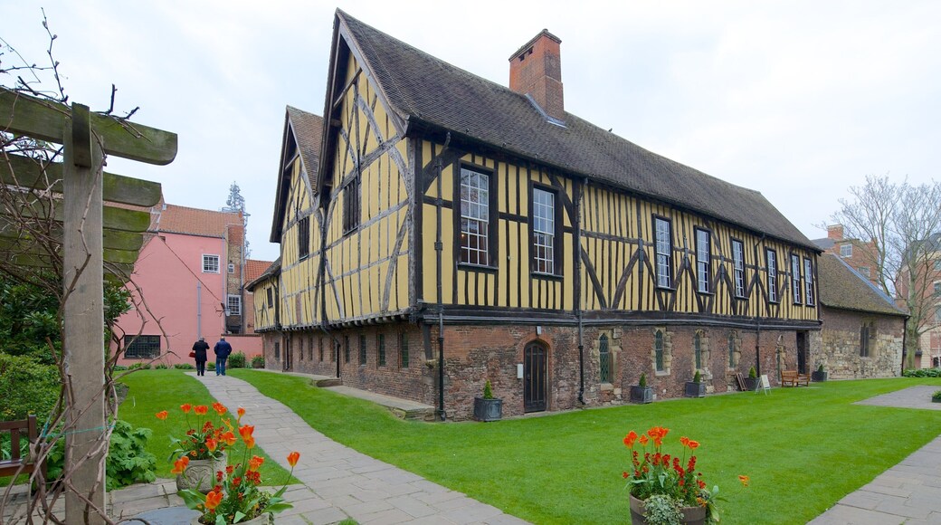 Merchant Adventurers\' Hall mostrando patrimonio de arquitectura