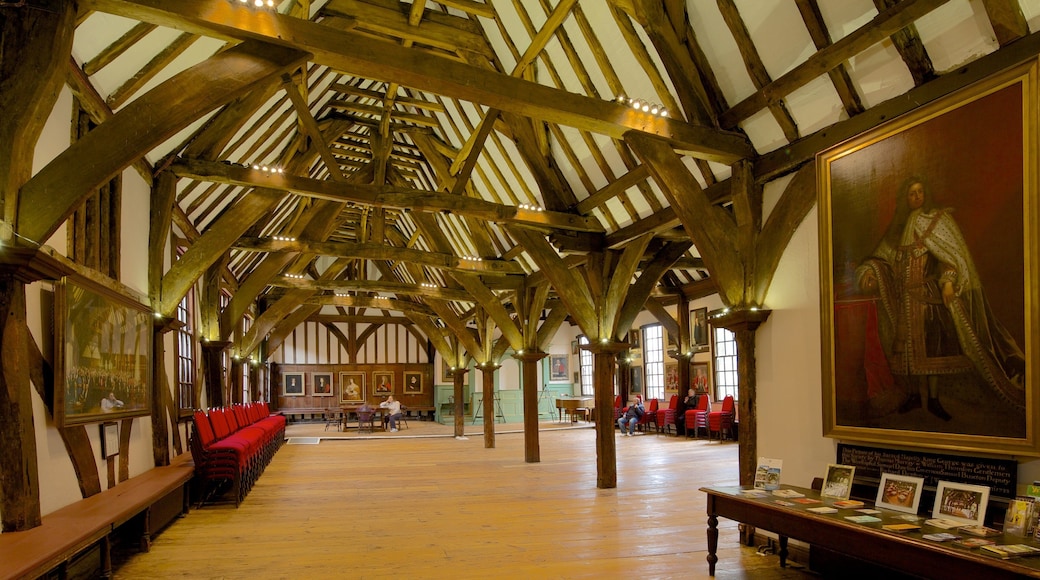Merchant Adventurers\' Hall mostrando arte y vistas interiores