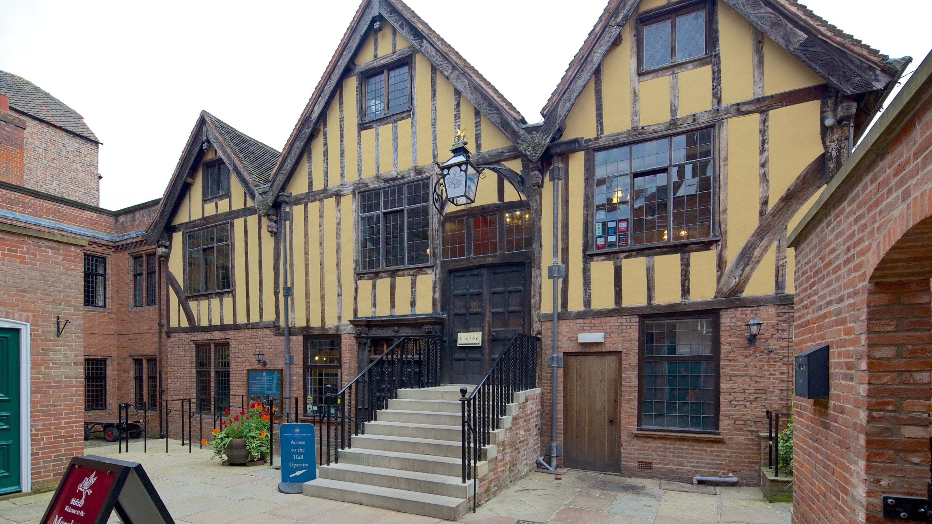 Merchant Adventurers\' Hall mostrando patrimonio de arquitectura