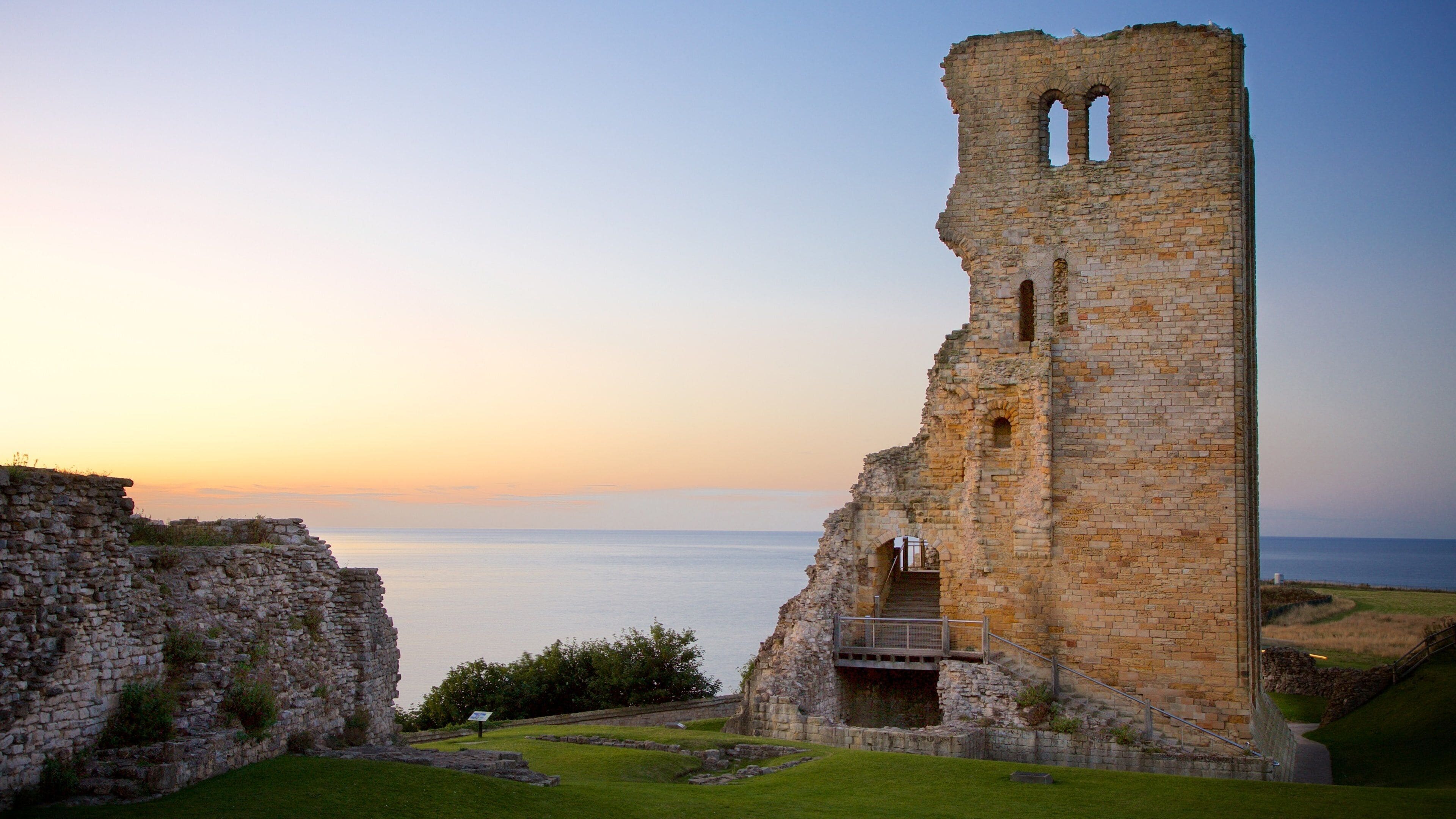 Kasteel Scarborough bevat algemene kustgezichten, een zonsondergang en vervallen gebouwen