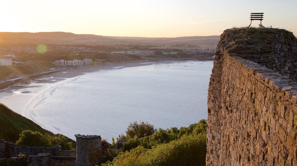 Kasteel Scarborough bevat een zonsondergang, historisch erfgoed en vergezichten