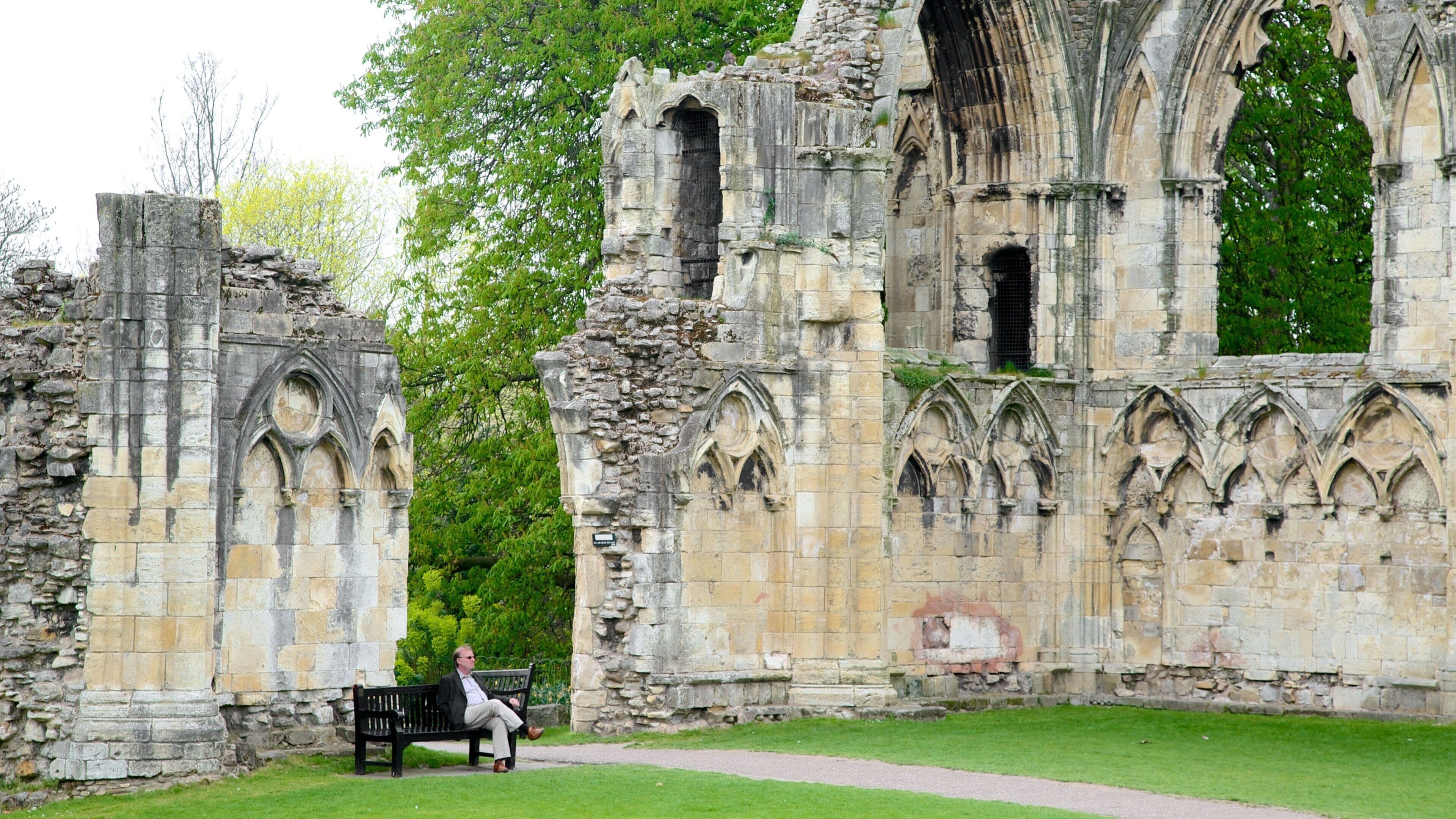 セント メリーズ修道院 フィーチャー 公園 と 崩れた建物