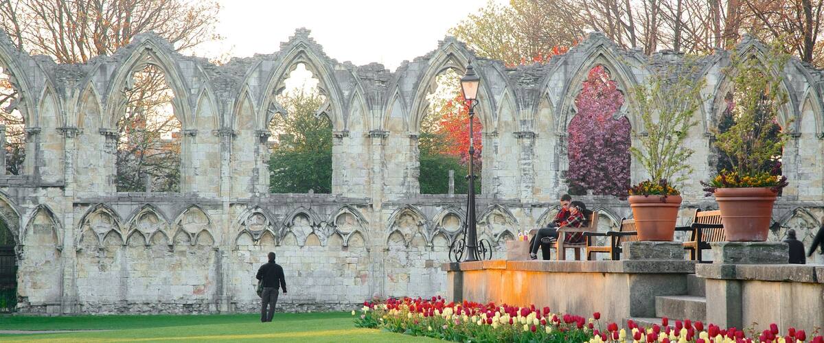 Tu viện St. Mary trong đó bao gồm khu vườn, kiến trúc di sản và di tích tòa nhà