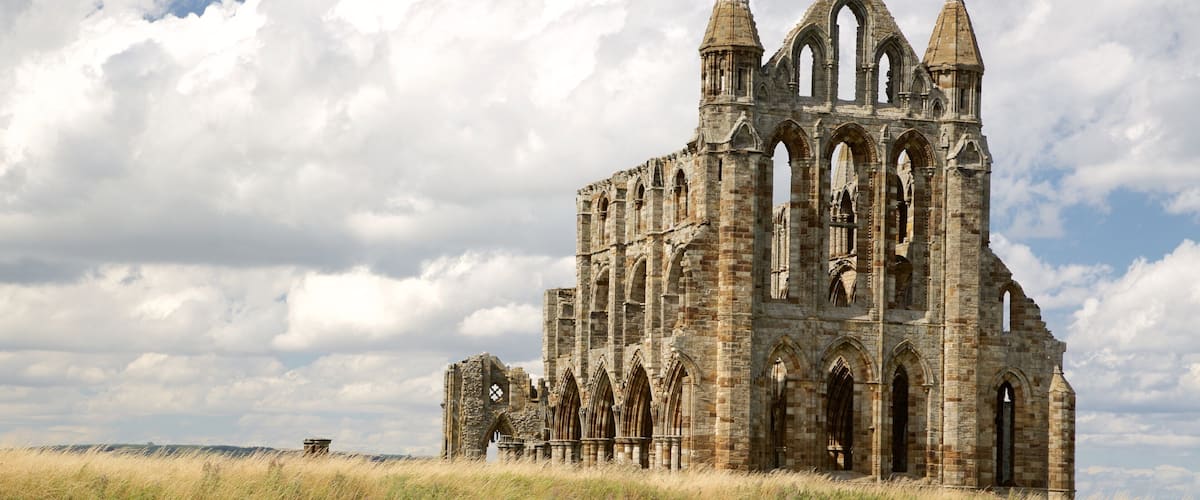 Abadía de Whitby mostrando una iglesia o catedral y patrimonio de arquitectura