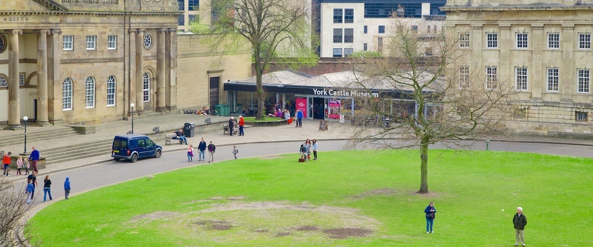 York Castle Museum montrant patrimoine architectural et parc