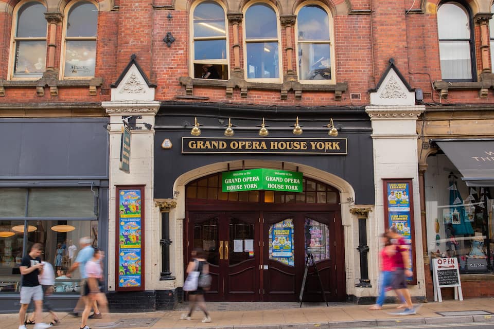 Le Grand Opéra de York, avec sa façade richement décorée et ses fenêtres en arc de cercle.