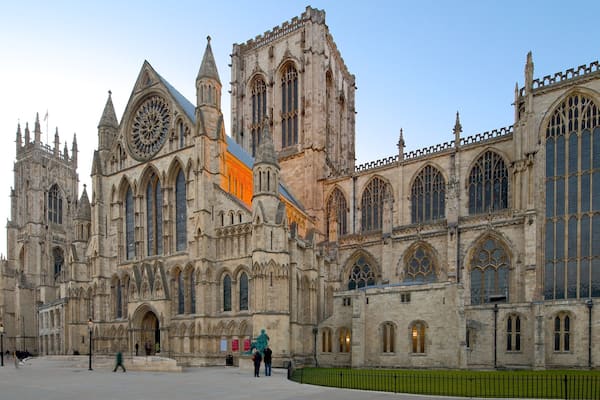 York Minster mettant en vedette patrimoine architectural, square ou place et éléments religieux