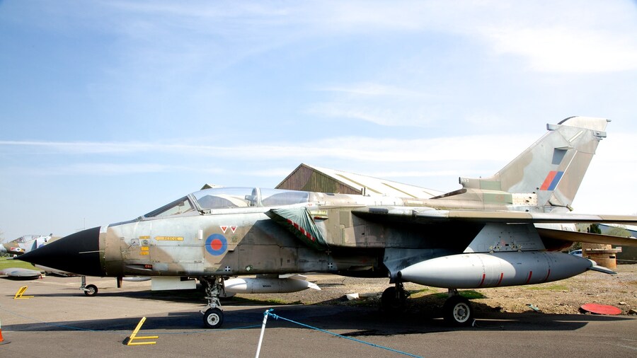 Yorkshire Air Museum que incluye artículos militares y avión