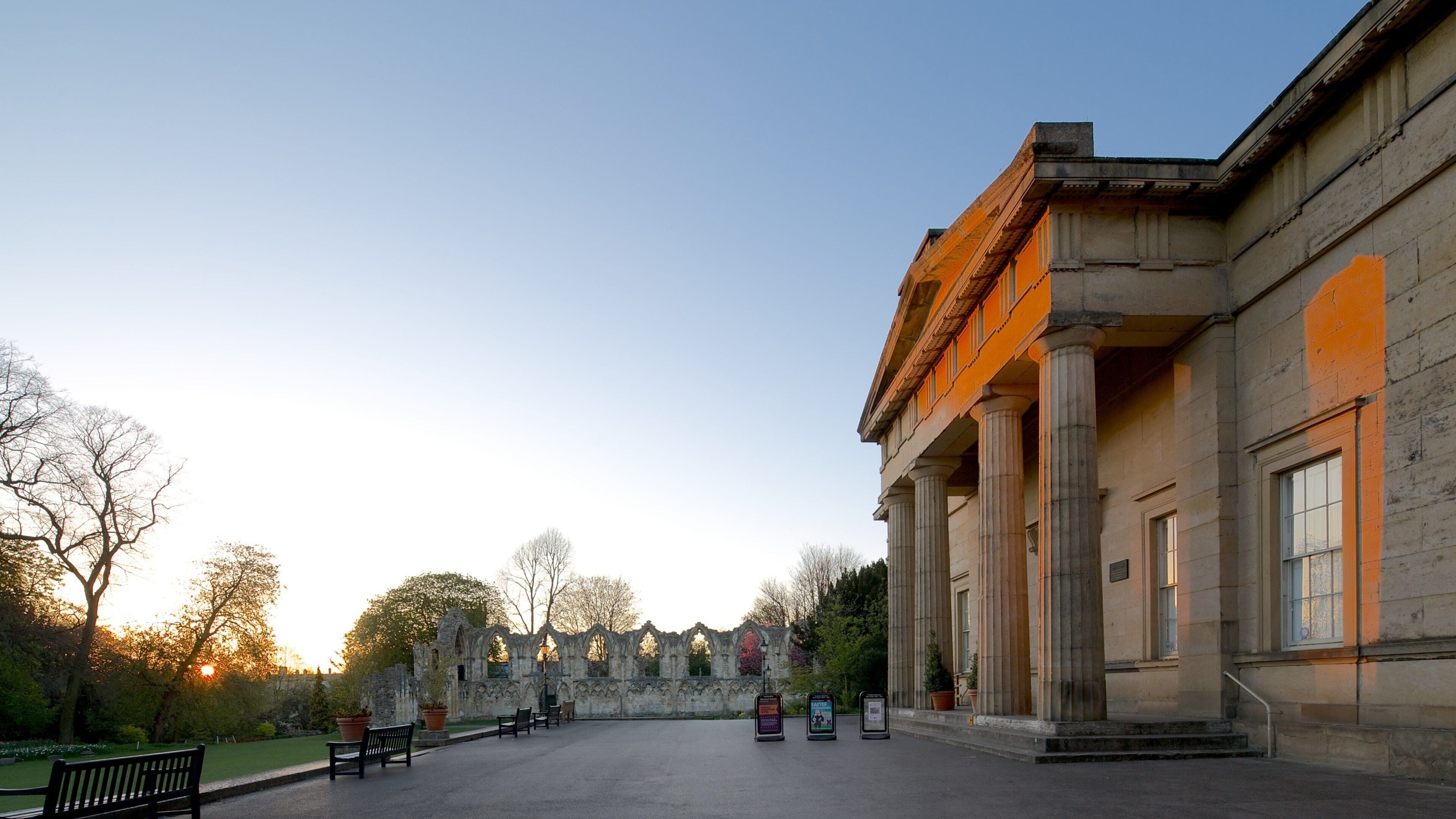 Yorkshire Museum que incluye patrimonio de arquitectura y una puesta de sol