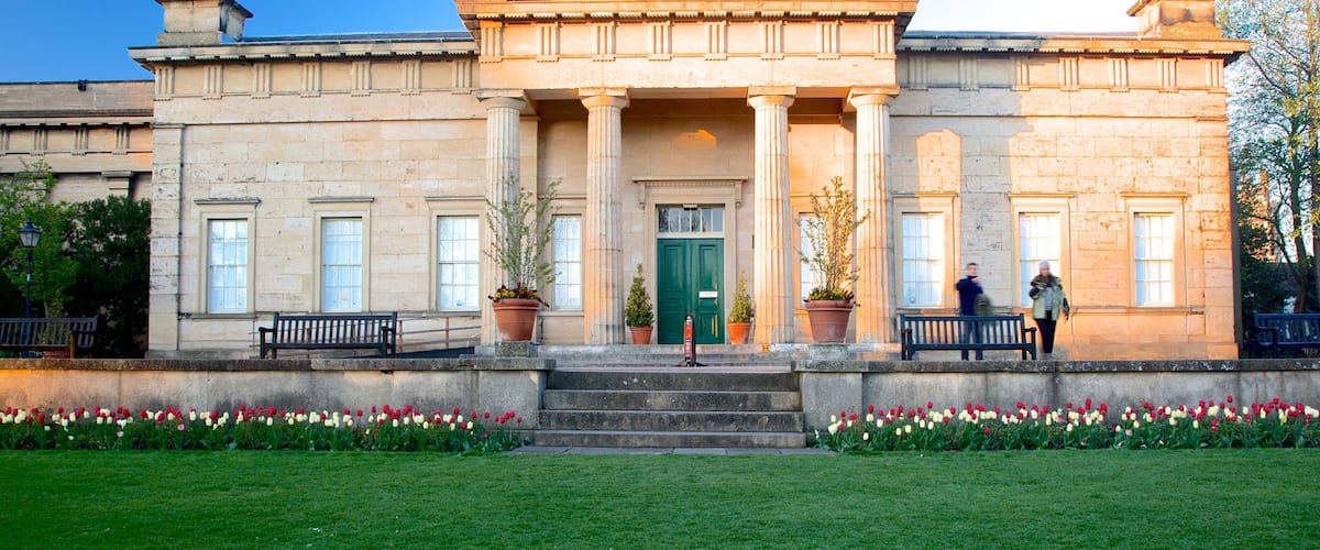 Yorkshire Museum mostrando arquitectura patrimonial y un parque