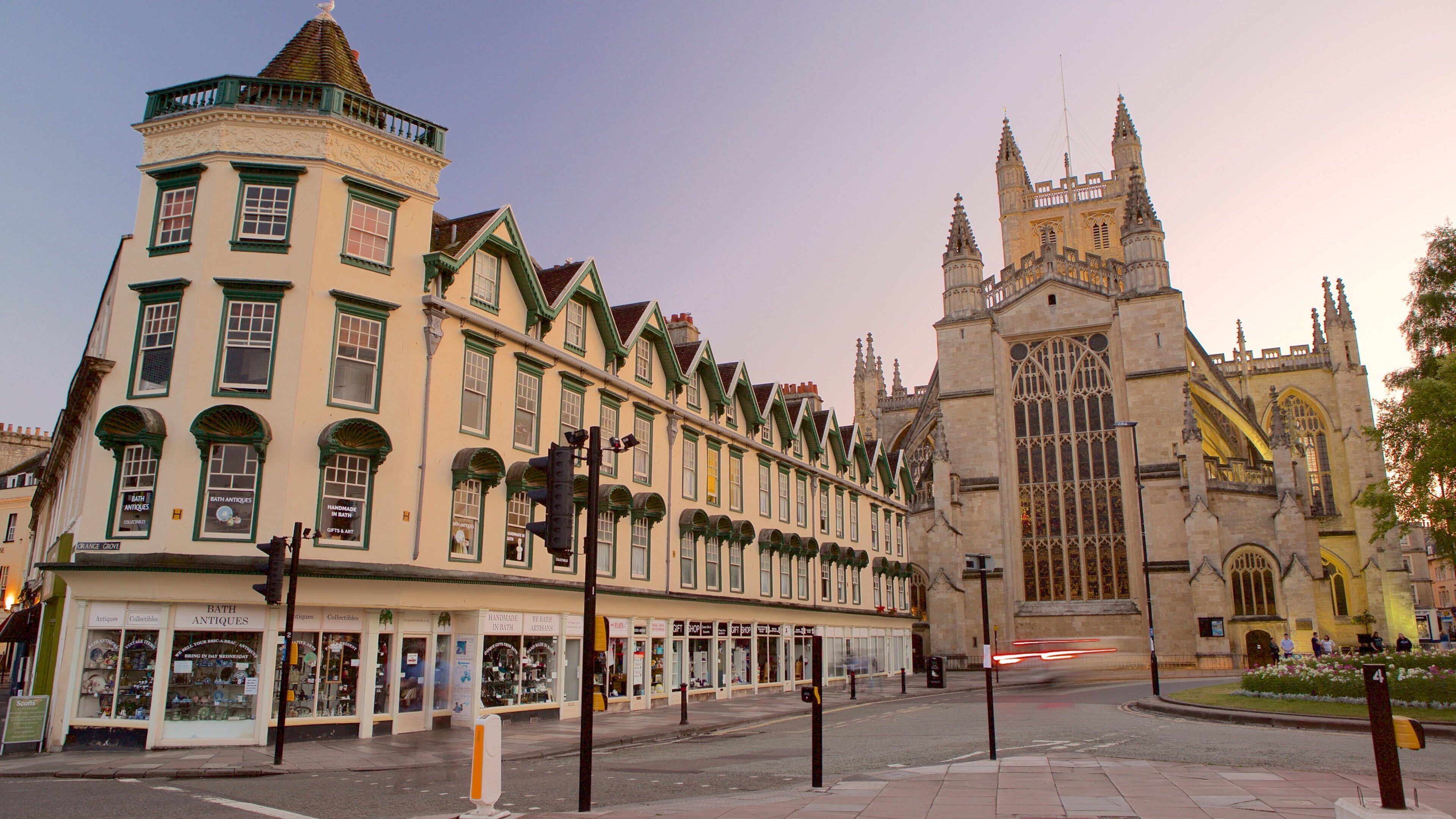 Bath Abbey ofreciendo imágenes de calles, una iglesia o catedral y arquitectura patrimonial