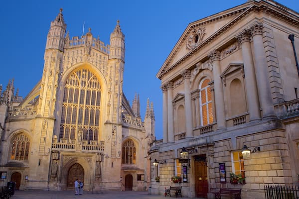 Bath Abbey featuring heritage architecture, a square or plaza and a church or cathedral