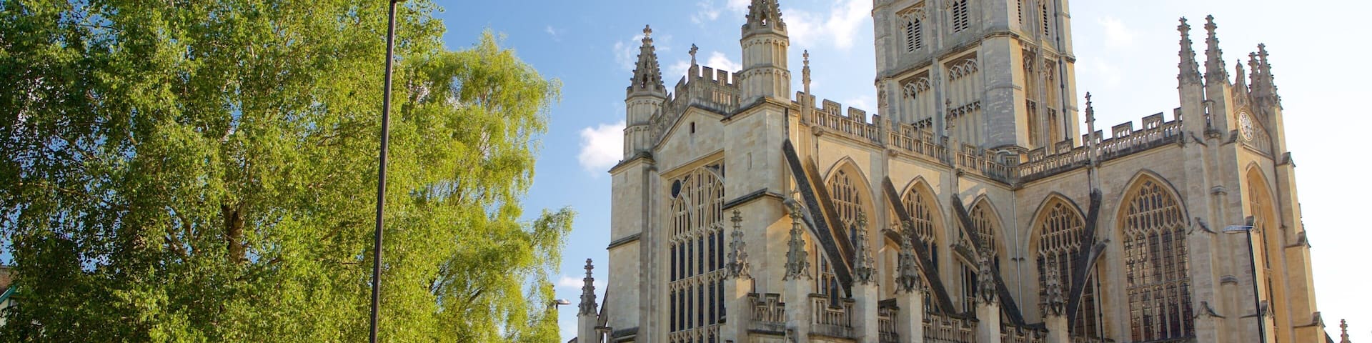 Bath Abbey showing street scenes, a city and heritage architecture