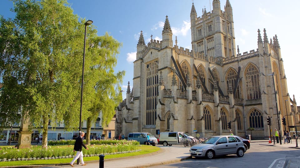 Bath Abbey showing street scenes, a city and a church or cathedral
