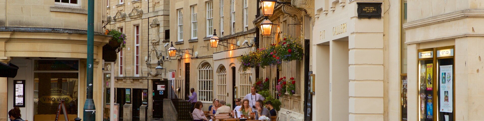 Bath Theatre Royal ofreciendo escenas cotidianas, ambiente de cafetería y una ciudad