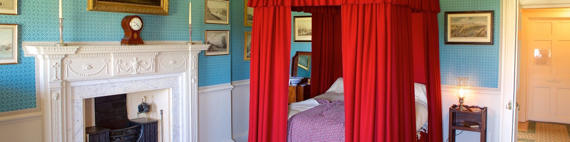 No. 1 Royal Crescent mostrando vistas internas, um castelo e elementos de patrimĂŽnio