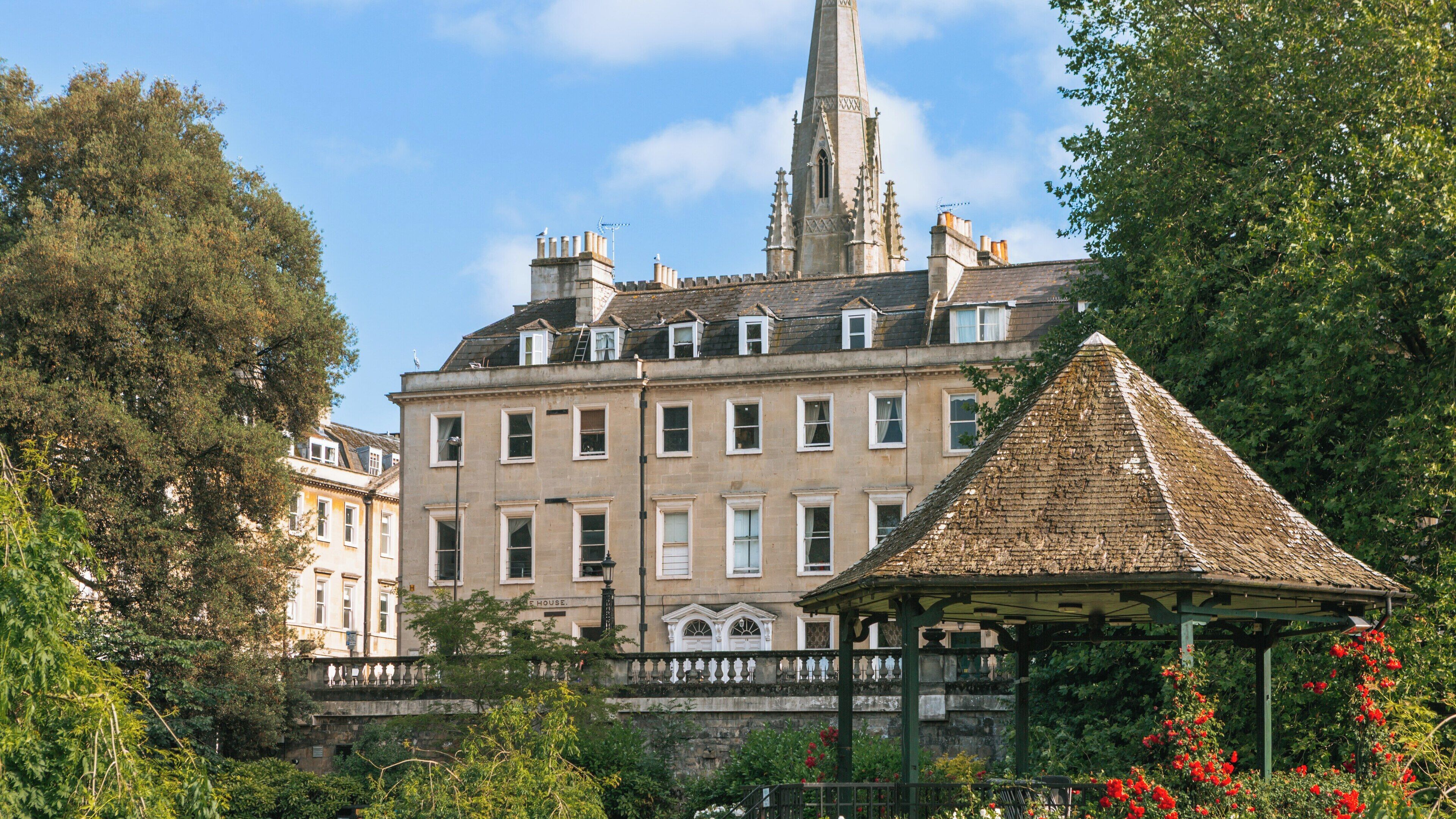 Picturesque Parade Gardens in Bath City Centre showcasing historic architecture and serene landscapes during a sunny day in England