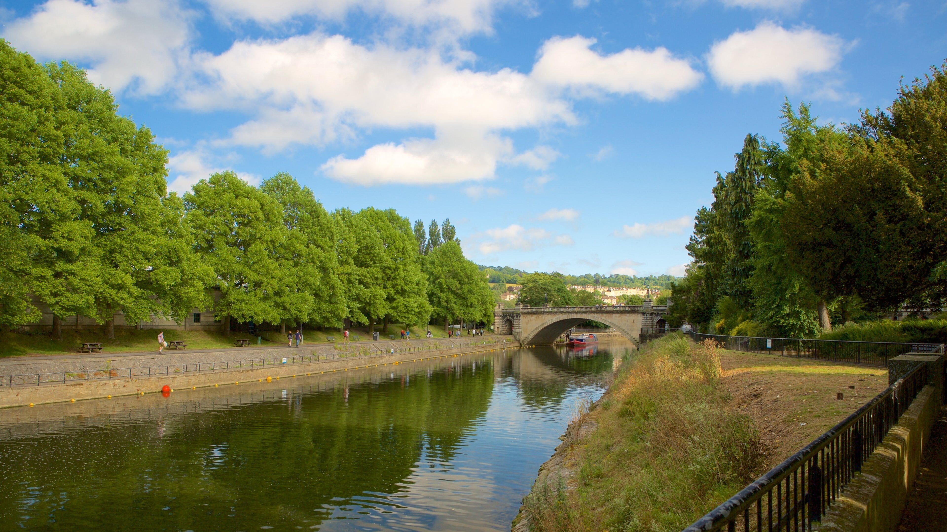 Parade Gardens showing a bridge, heritage elements and a river or creek