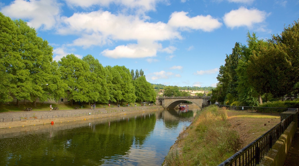 Parade Gardens showing a bridge, heritage elements and a river or creek