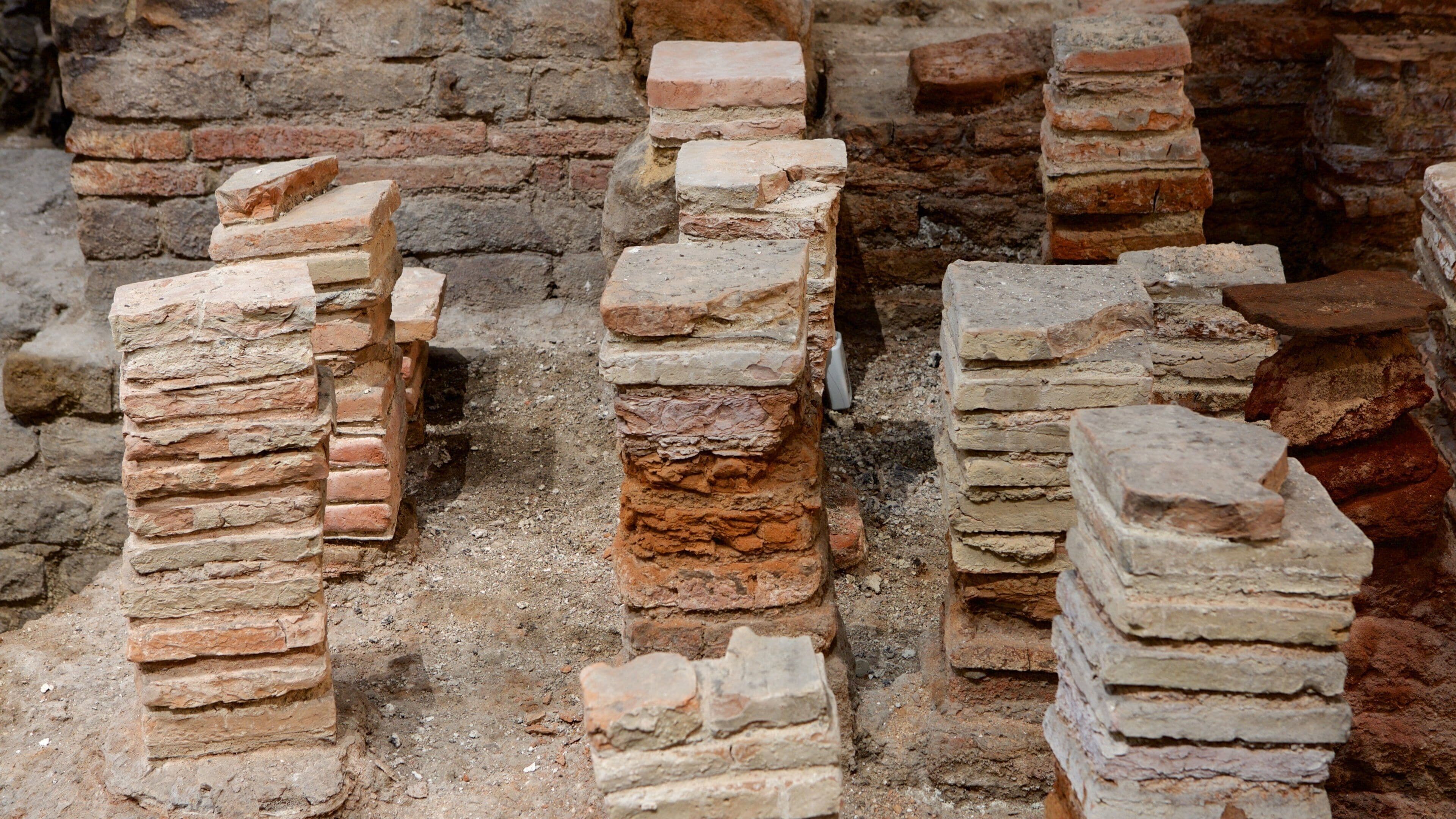 Roman Baths showing interior views, building ruins and heritage elements