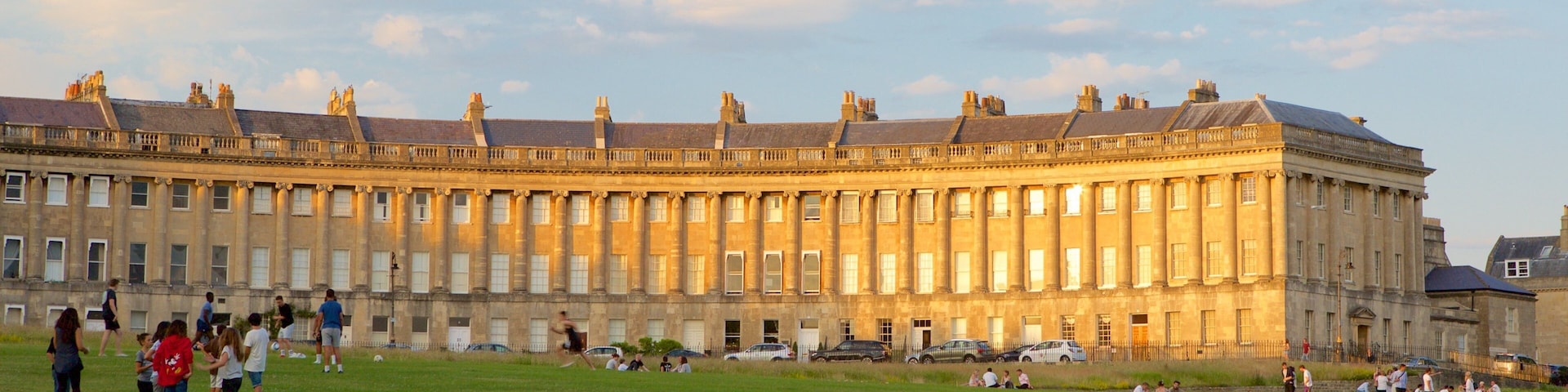 Royal Crescent mostrando un parque, un edificio administrativo y arquitectura patrimonial