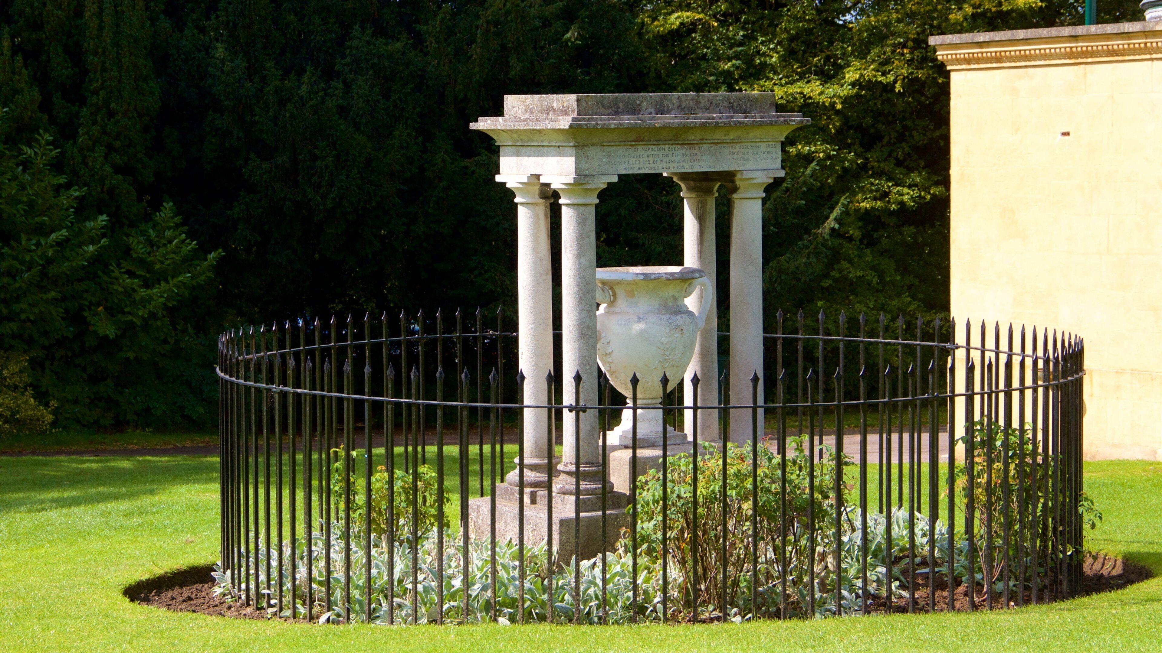 Royal Victoria Park showing a park