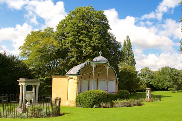 Royal Victoria Park qui includes parc