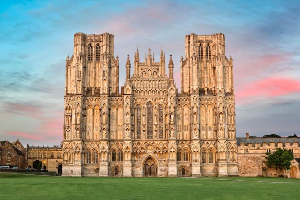 Una gran catedral gótica con dos torres gemelas y detallada labor de cantería.
