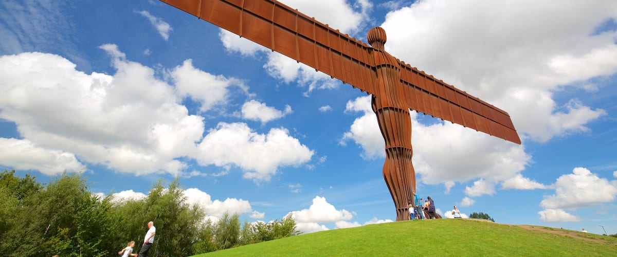 Angel of the North showing outdoor art and a monument