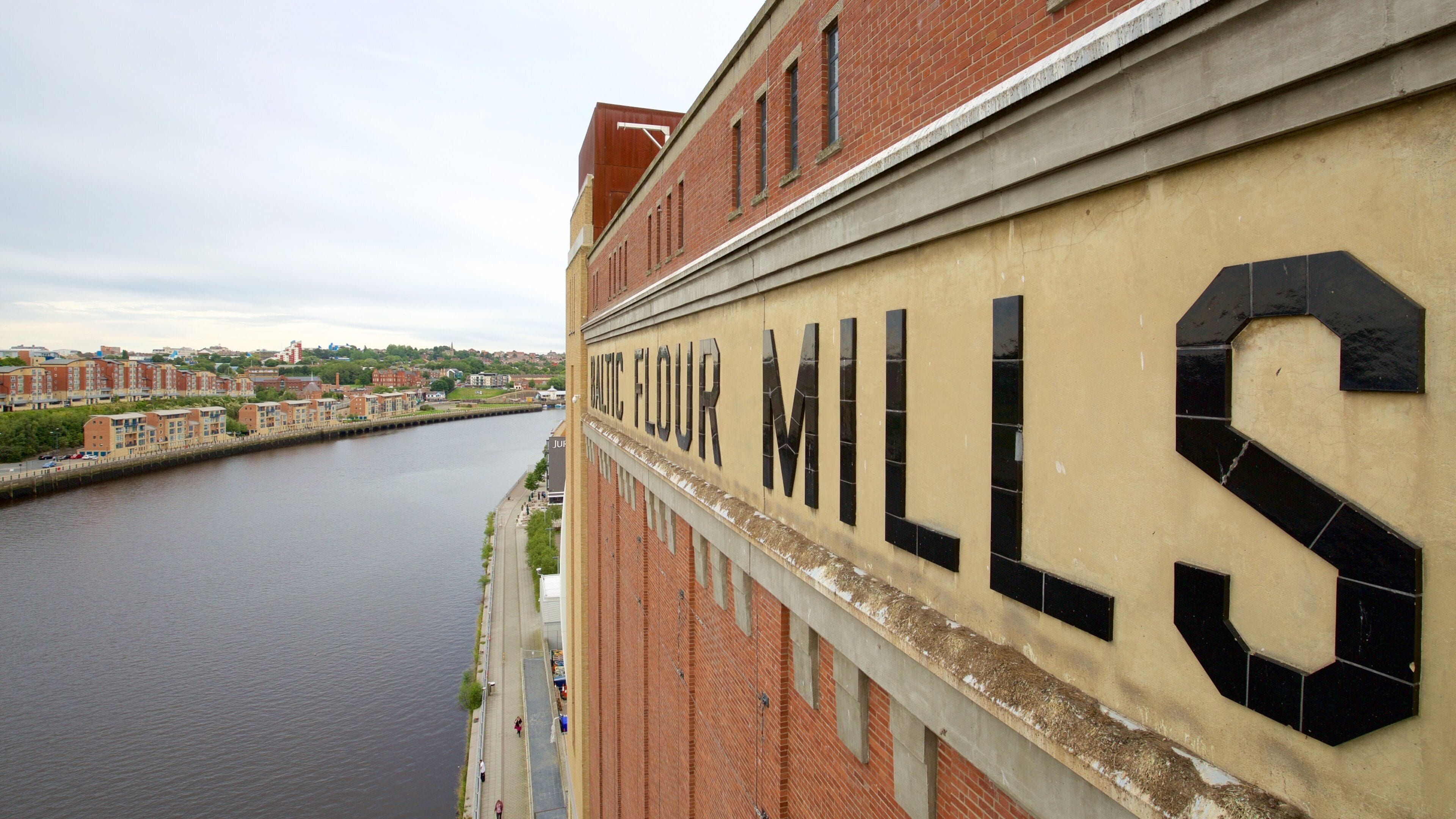 발틱 현대 미술센터 이 포함 강 또는 시내 과 신호
