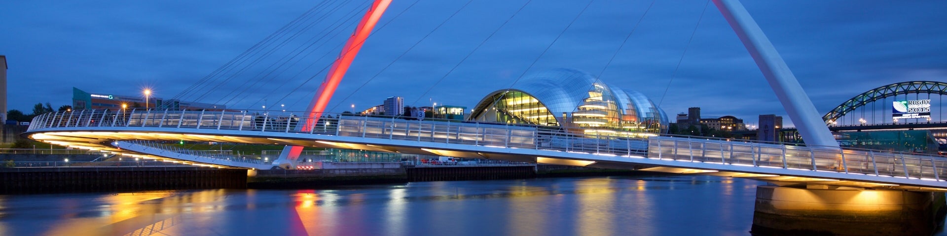 Gateshead Millennium Bridge que inclui uma ponte, arquitetura moderna e um rio ou córrego
