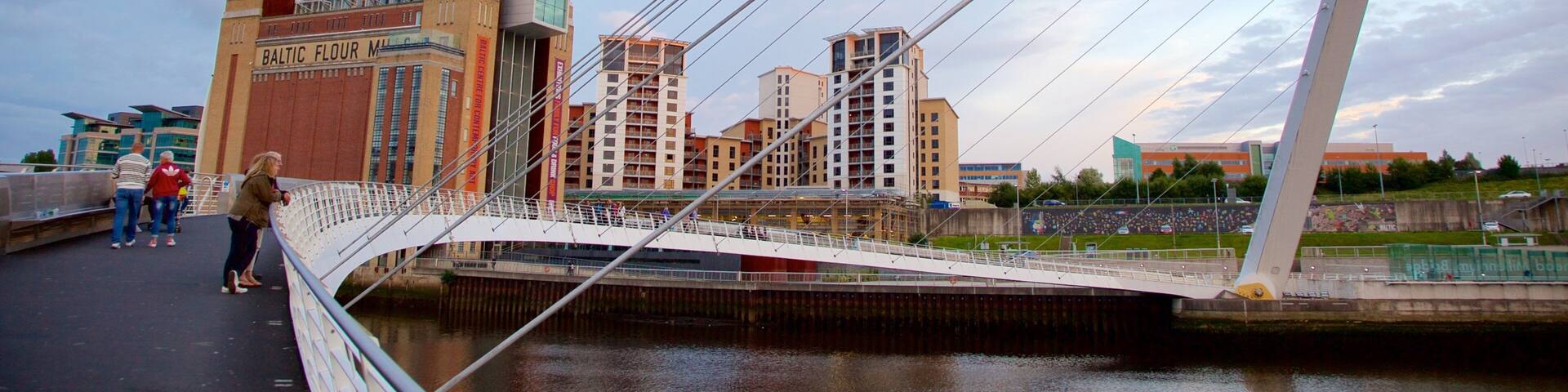 Gateshead Millennium Bridge mettant en vedette vues, architecture moderne et une riviĂšre ou un ruisseau