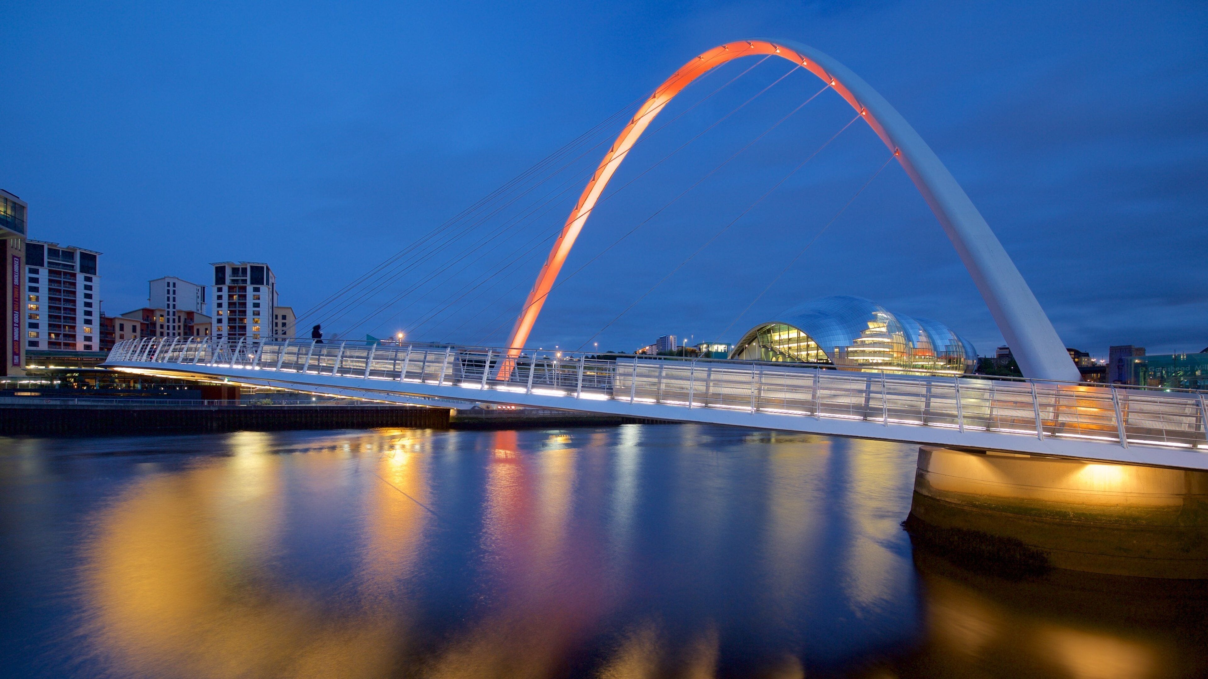 Gateshead Millenniumbrug inclusief een brug, moderne architectuur en een rivier of beek
