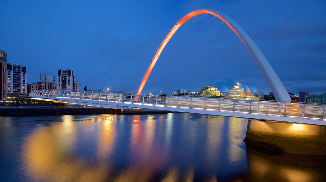 Gateshead Millenniumbrug inclusief een brug, moderne architectuur en een rivier of beek