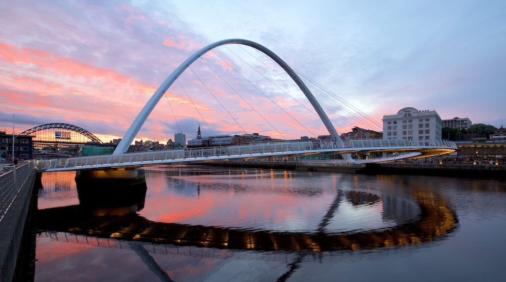 Gateshead Millenniumbrug bevat een zonsondergang, moderne architectuur en een brug