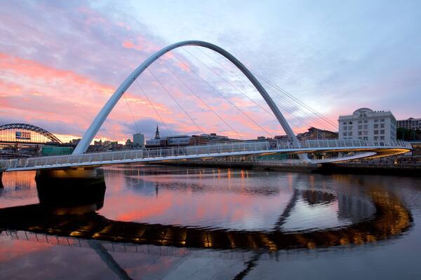 Gateshead Millennium Bridge que incluye una puesta de sol, un río o arroyo y arquitectura moderna