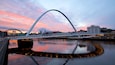 Gateshead Millennium Bridge mostrando ponte, architettura moderna e fiume o ruscello