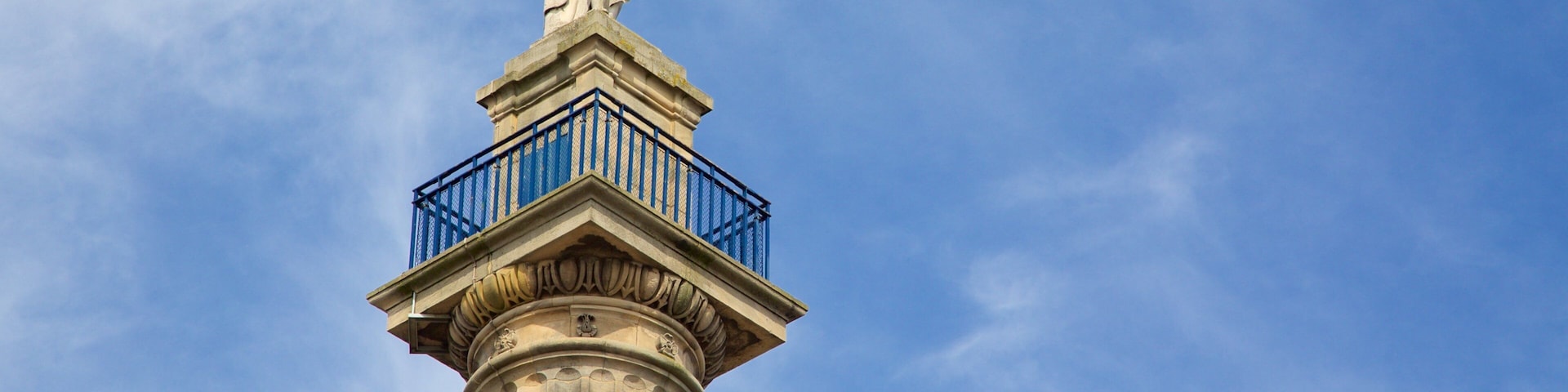 Grey\'s Monument caracterizando linha do horizonte, uma estátua ou escultura e arquitetura de patrimônio