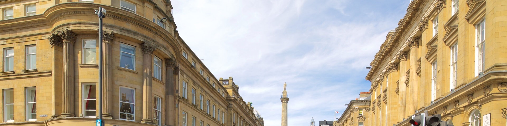 Grey\'s Monument featuring heritage architecture, street scenes and a city