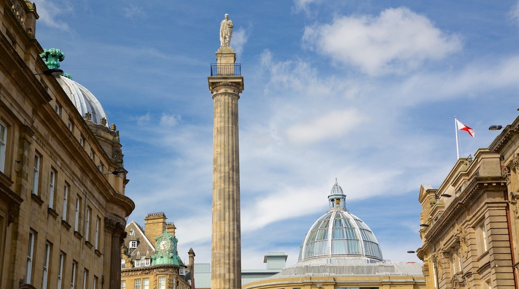 Grey\'s Monument featuring heritage architecture, a monument and a statue or sculpture