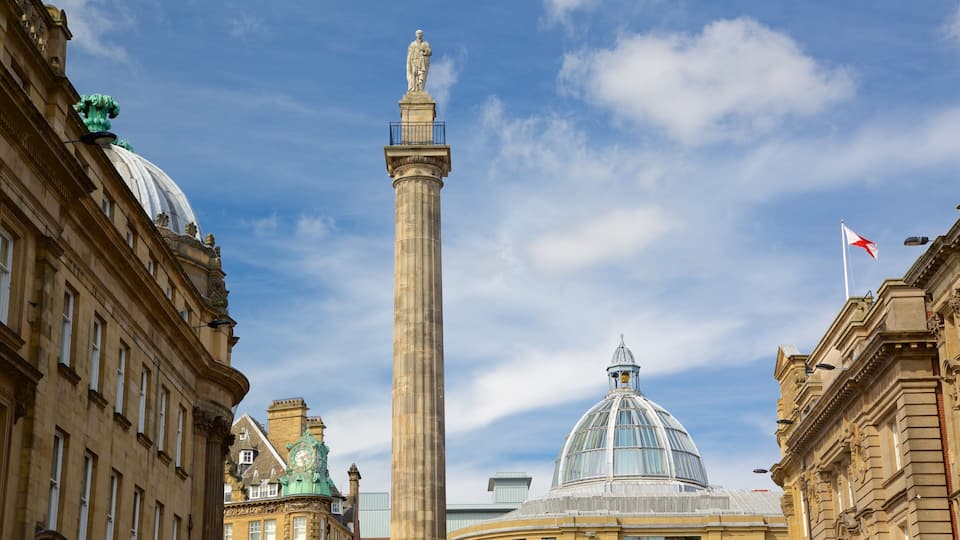 Un'alta colonna sormontata da una statua, una grande cupola e una bandiera.
