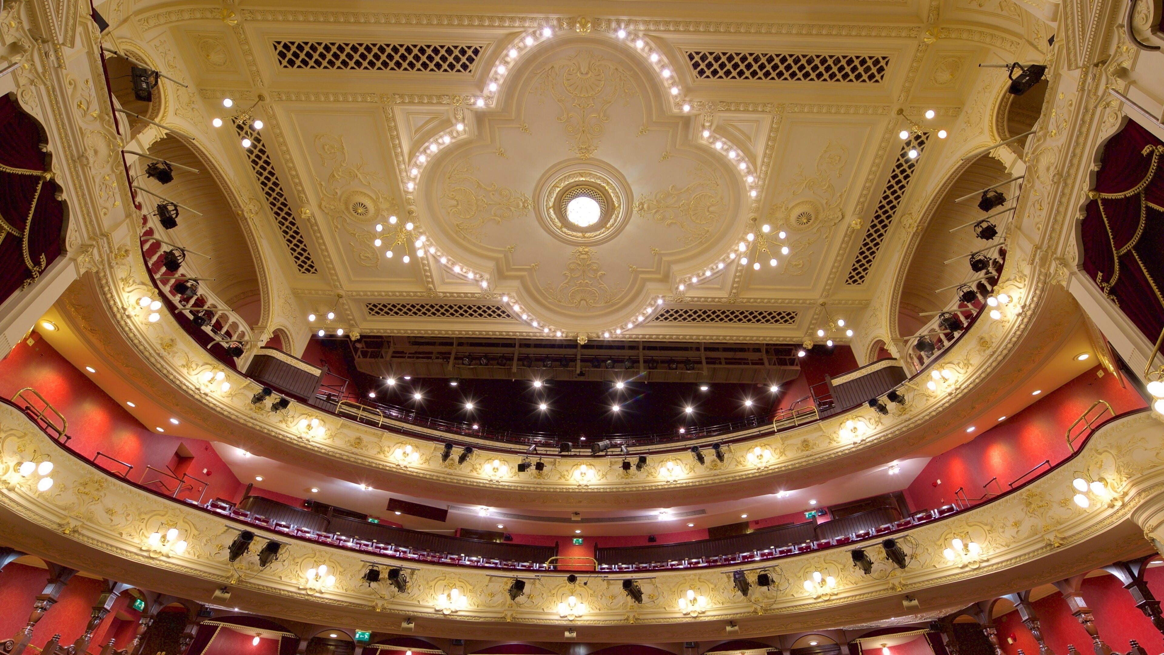 Newcastle-upon-Tyne Theatre Royal mostrando vistas de interior y escenas de teatro